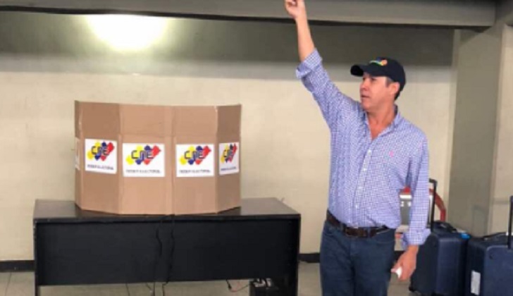 El opositor Henri Falcón oficializó su inscripción como candidato presidencial en Venezuela.