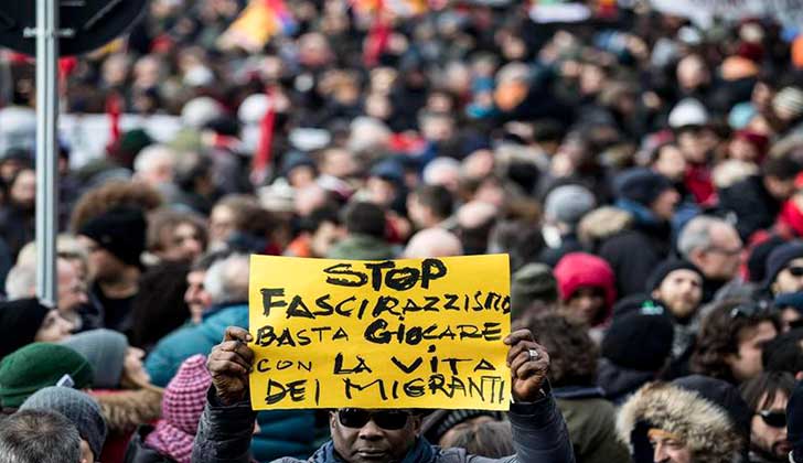 Miles marchan contra el racismo en Italia.