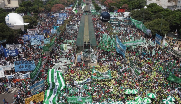 Multitudinaria marcha de los trabajadores contra las políticas de ajuste de Macri