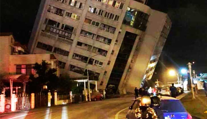 Un terremoto de 6,4 sacude Taiwán y deja a decenas de personas atrapadas bajo edificios derrumbados.