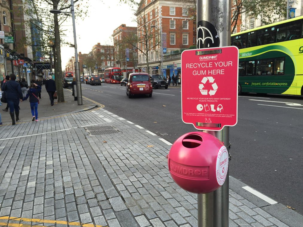 En Reino Unido puedes depositar chicles en estos recipientes, para que sean reciclados por Gumdrop. Foto: Twitter/Gumdrop