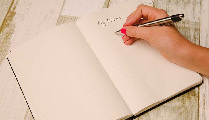 Escribir una lista de tareas antes de dormir podría acelerar el proceso del sueño. Foto: Pixabay