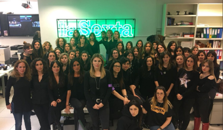 Mujeres periodistas españolas firman un manifiesto contra el machismo en el sector y en apoyo a la huelga del 8-M. Foto: equipo de redacción de La Sexta preparándose para el 8M