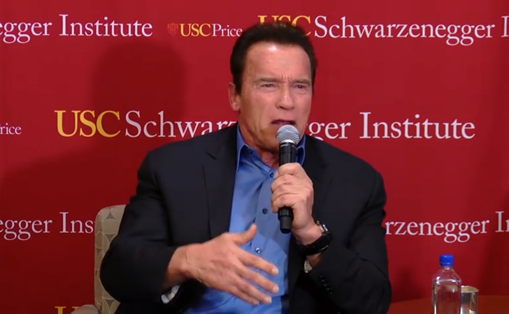 Arnold Schwarzenneger en una conferencia en el USC Schwarzenegger Institute