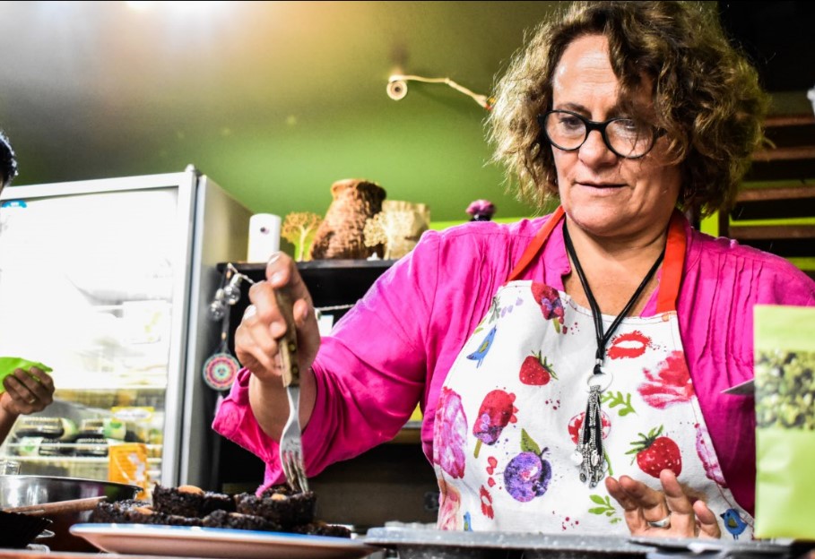 Adriana Casales, directora de CaracolaDeli, durante un taller de cereales y pseudocereales. Foto: Carlos Loría
