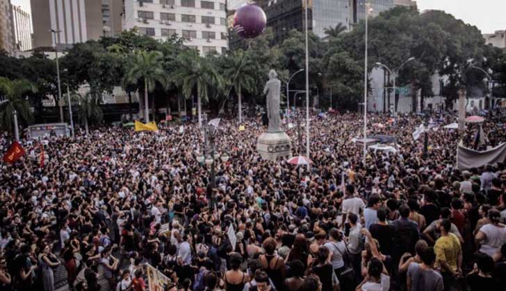 Miles despiden a Marielle Franco y exigen justicia. Foto: Midia Ninja