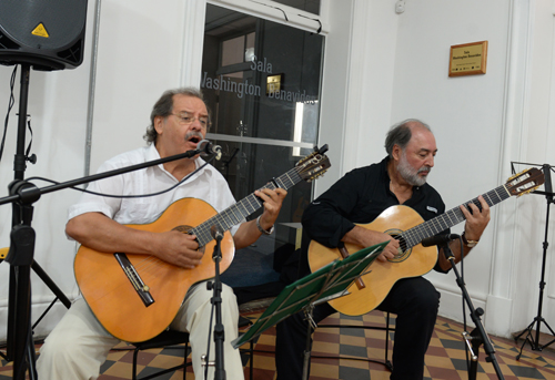 Carlos  Benavides junto a Eduardo Larbanois