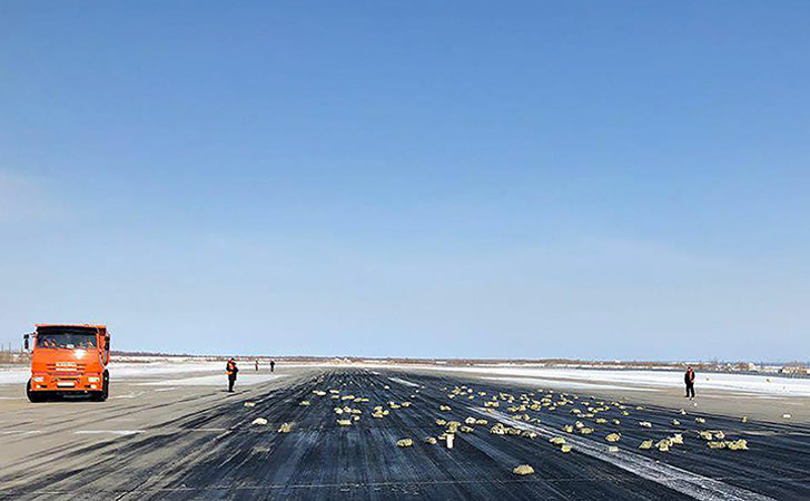 Lingotes de oro sobre el aeropuerto de Yakutsk / Foto: Siberian Times