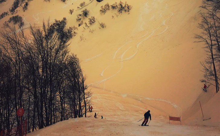 Montaña en Rusia cubierta de nieve naranja / Foto: Ksusha_Knopik