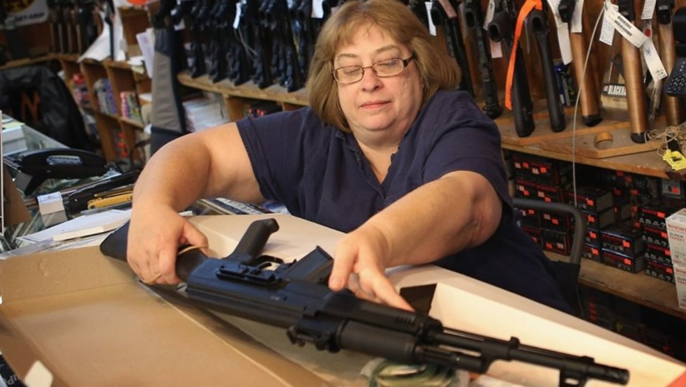 Una vendedora pone en exhibición un rifle semiautomático, semejante al usado en la masacre de Parkland, Florida. Foto: NRA