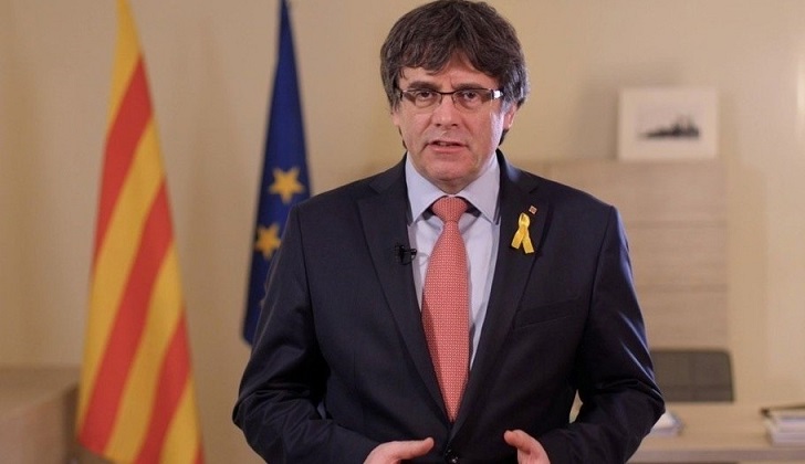 Puigdemont renuncia a presidir Cataluña y propone que Sánchez sea investido .
