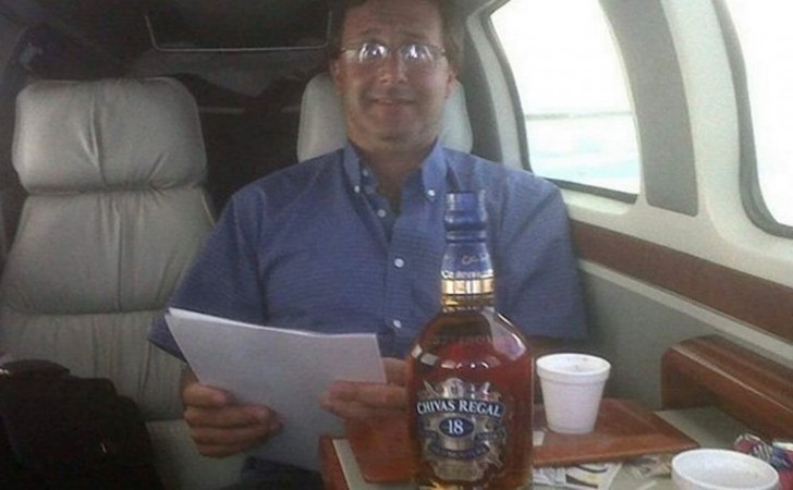 La foto presuntamente trucada de Leonardo De León junto a la botella de whisky