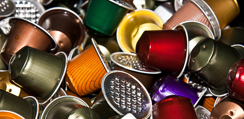 Las cápsulas de café son un nuevo problema que la industria ha introducido. El plástico y aluminio de los envases termina sin ser reciclado en el medio ambiente. Foto: Wikimedia Commons 