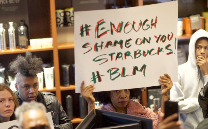 Protestas en el local de Starbucks / Foto: Washington Post