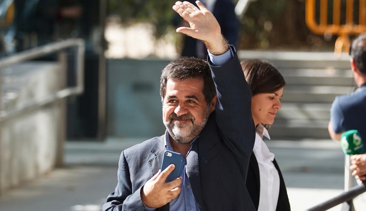 Puigdemont se descarta para ser investido presidente de Cataluña y pide investir a Sánchez .