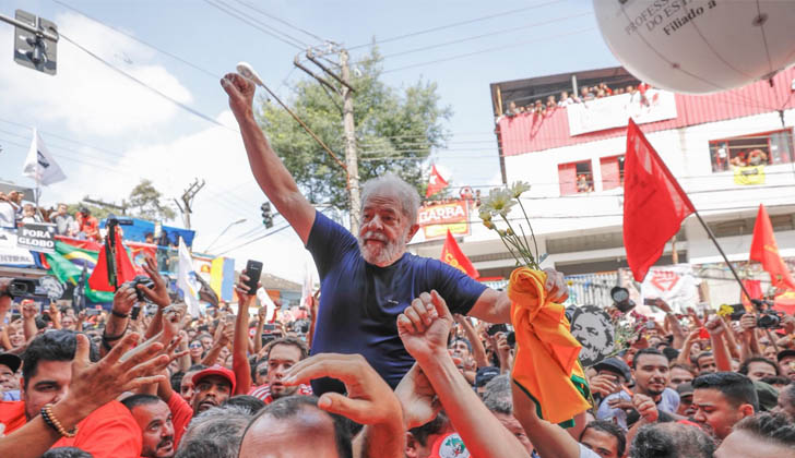 Lula es aclamado por la multitud. 