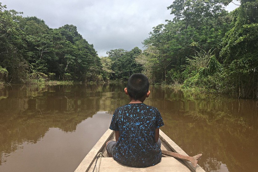 Un niño navega en bote por el Río Amazonas, en Leticia, Colombia, cerca de la frontera trinacional con Perú y Brasil. Foto:  Louis Vest