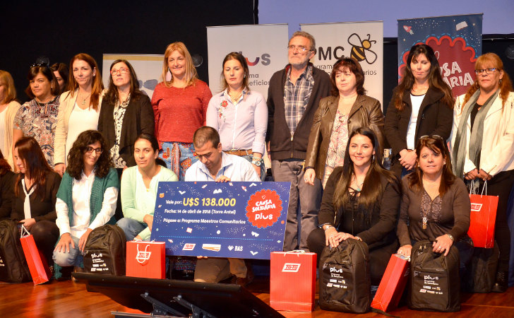 Foto de los participantes del evento exponiendo un cheque simbólico de 138 mil dólares
