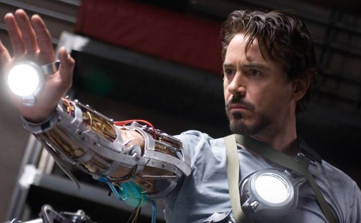 Tony Stark creando la armadura Mark II en la primera película de Iron Man (2008)