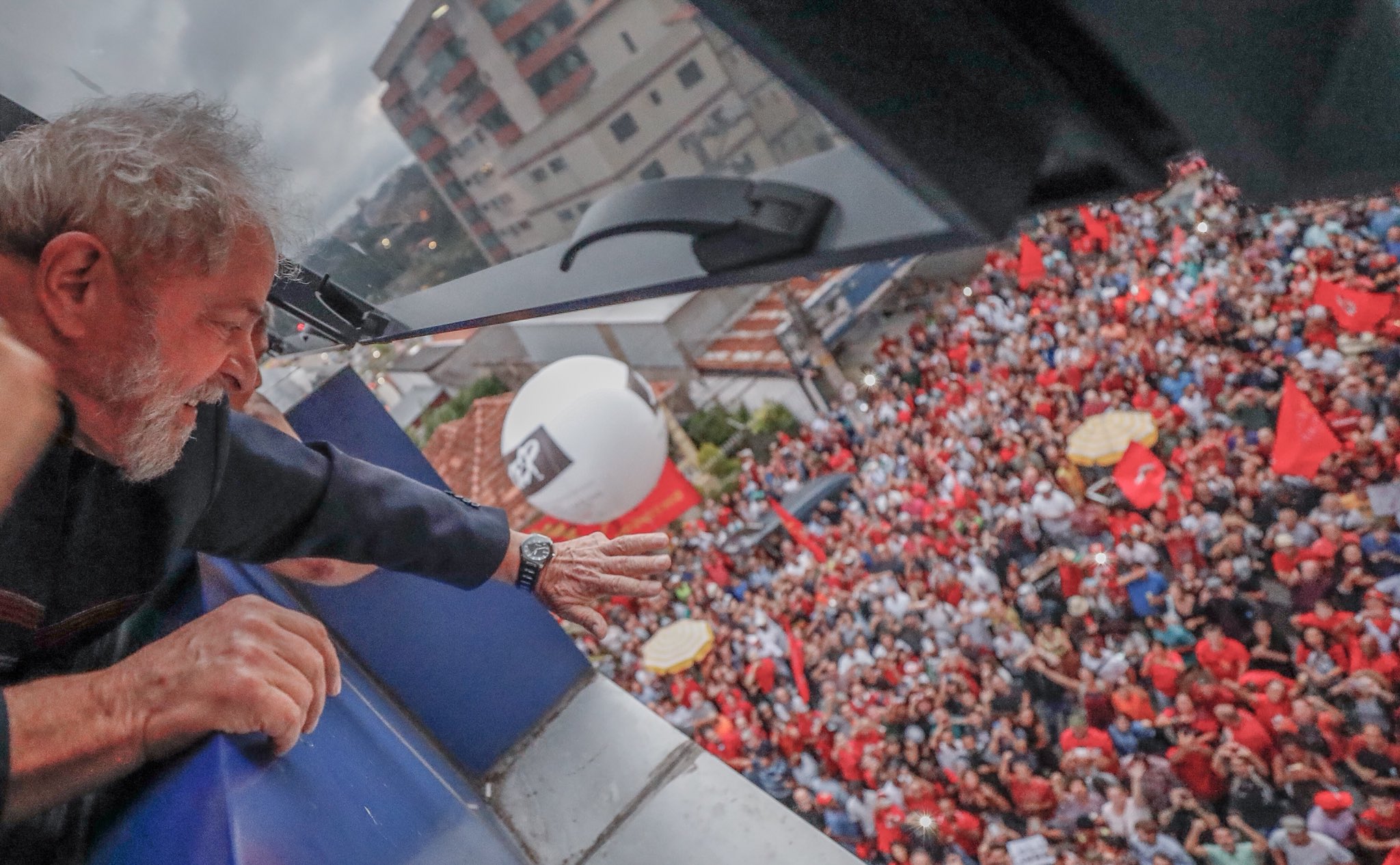 Lula saludando desde lo alto del sindicato metalúrgico a los miles de simpatizantes que rodean el edificio. Foto: Ricardo Stuckert / Twitter/LulaPeloBrasil