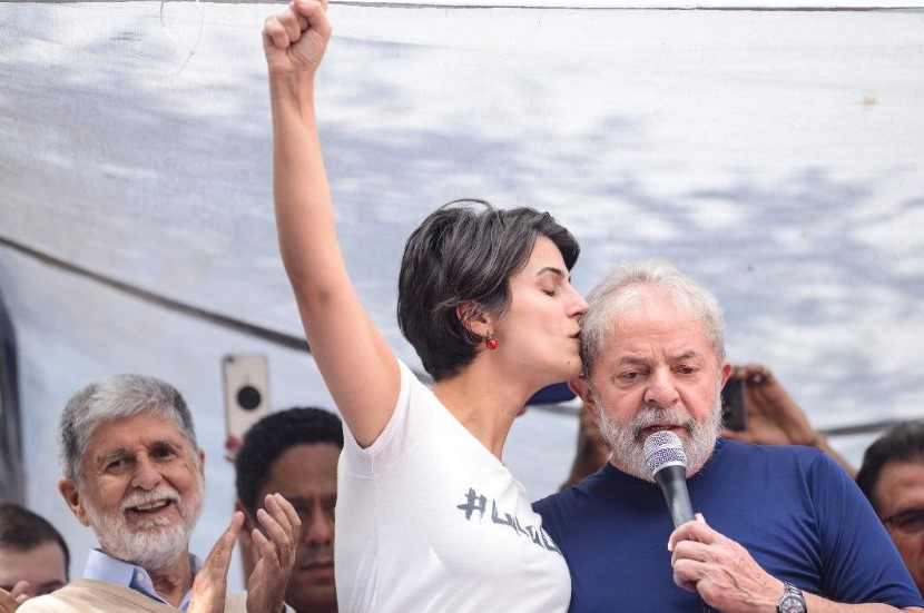Manuela Dávila, precandidata a la presidencia de Brasil, saluda a Lula. Foto: Twitter/LupaPeloBrasil 