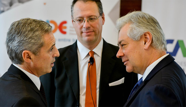 Presidente de ANDE, Martín Dibarboure; consultor internacional en mercado de valores, Jaime Dunn; y el director representante de CAF en Uruguay, Germán Ríos.