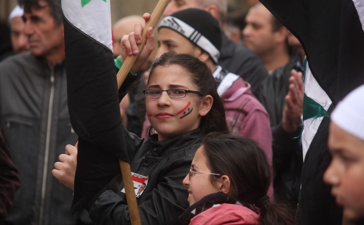 Una joven sostiene una bandera de Siria en una manifestación por la paz, realizada en Altos del Golán, una meseta ubicada en la frontera entre Israel, Líbano, Jordania y Siria. Foto: Pixabay