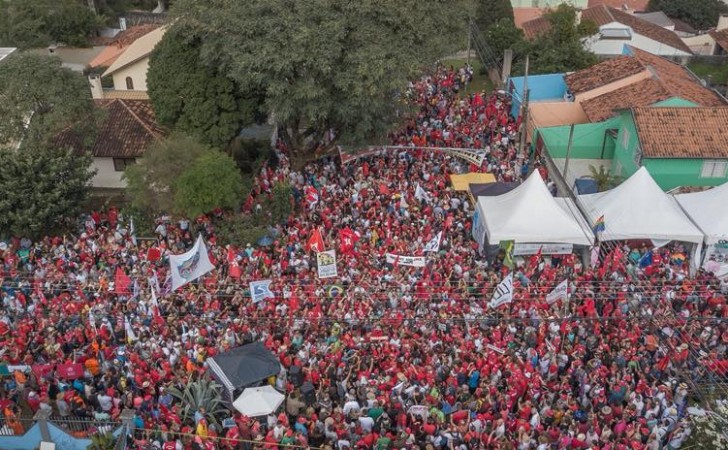 Manifestantes conmemoran el 1° de mayo en Curitiba. Foto: Ricardo Stucker