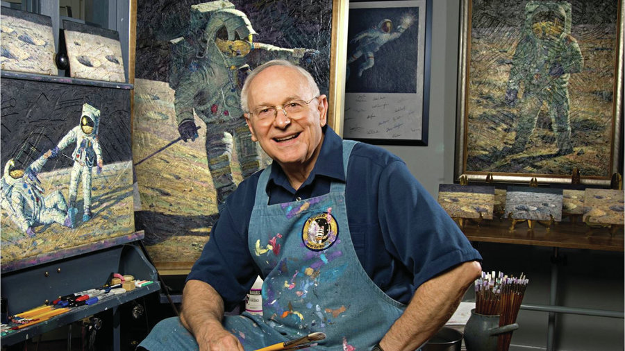 Alan LaVern Bean en su estudio, pintando sus cuadros temáticos de astronautas. Foto: Wikimedia Commons 