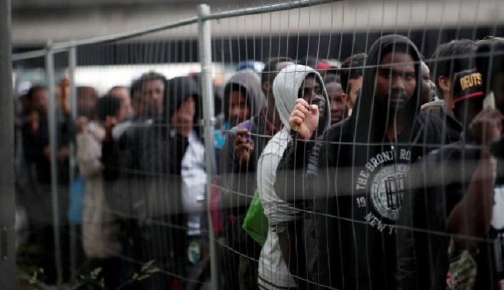 Policía de París desaloja un campamento con 1.500 migrantes