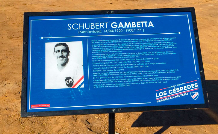 Placa conmemorativa a Schubert Gambetta en la cancha Nº6 que ahora lleva su nombre / Foto: Nacional