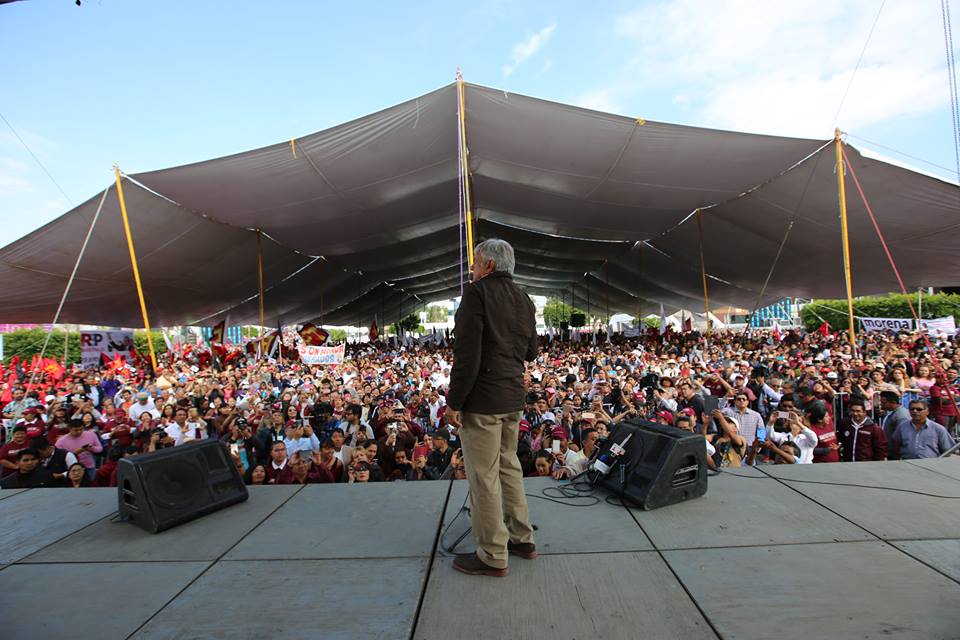 El presidente izquierdista Andrés Manuel López Obrador habla frente a seguidores. Foto: Facebook 