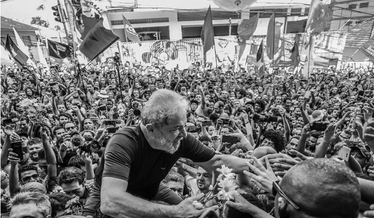 Con el apoyo popular de su lado, Lula da Silva cumple un mes en prisión.