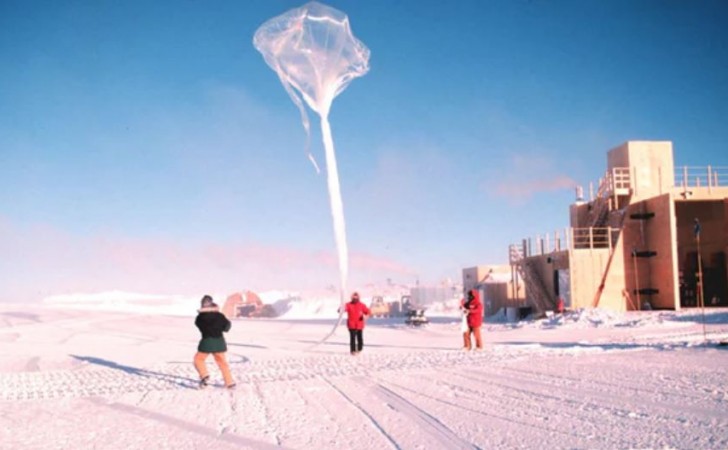 Científicos del NOAA lanzan un globo para estudiar el ozono. Foto: NOAA