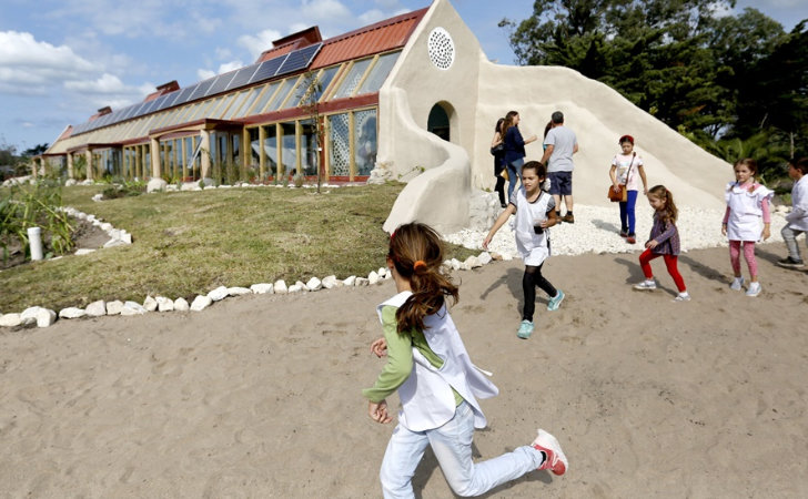 La escuela de Mar Chiquita fue construida casi en su totalidad con materiales reciclados / Foto: Mauro V. Rizzi
