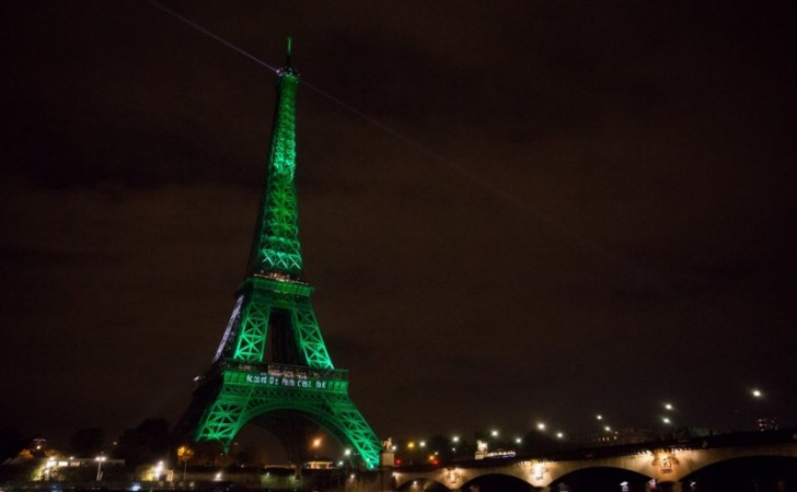 La Torre Eiffel fue iluminada de verde en noviembre de 2016 para celebrar la entrada en vigor del acuerdo de París. Foto: Departamento de Estado de los Estados Unidos / Flickr
