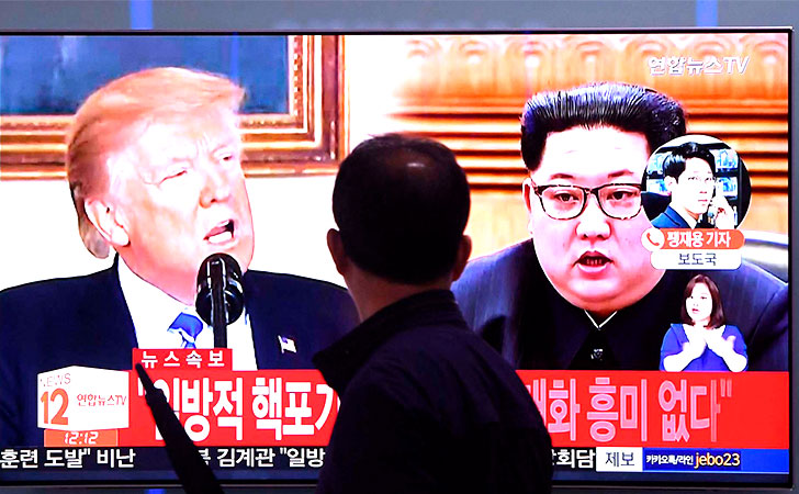 Un transeúnte observa las últimas noticias de Trump y Corea del Norte