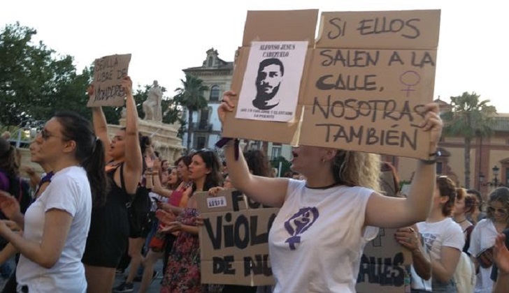Las españolas vuelven a tomar las calles: "La Manada son 8; 3 jueces y 5 violadores". Foto: eldiario.es