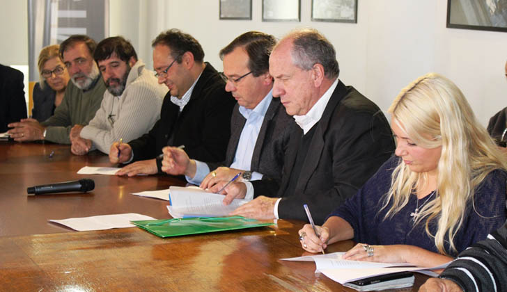 Firma del acuerdo laboral entre el Congreso Nacional de Intendentes, la Federación Nacional de Municipales y el Ministerio de Trabajo.