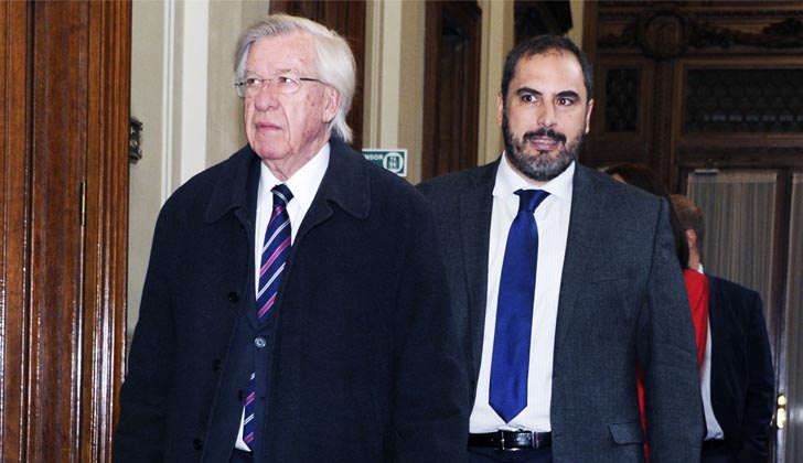 Ministro Danilo Astori y el subsecretario  subsecretario, Pablo Ferreri, ingresan al Parlamento.
