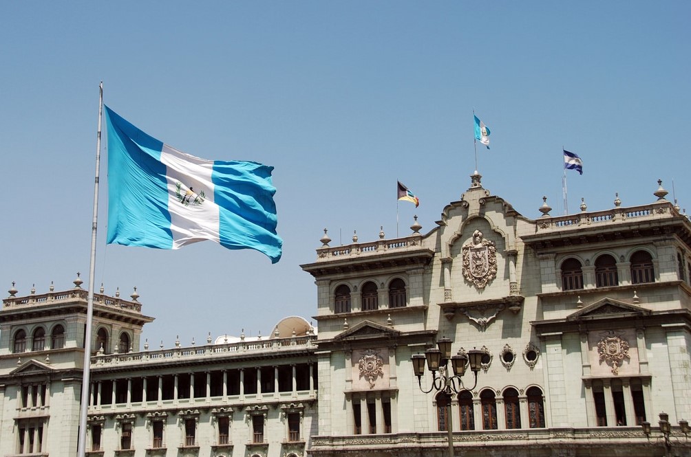 La bandera de Guatemala ondea frente al Palacio Nacional de la Cultura, en la capital del país. Foto: Flickr/amslerPIX