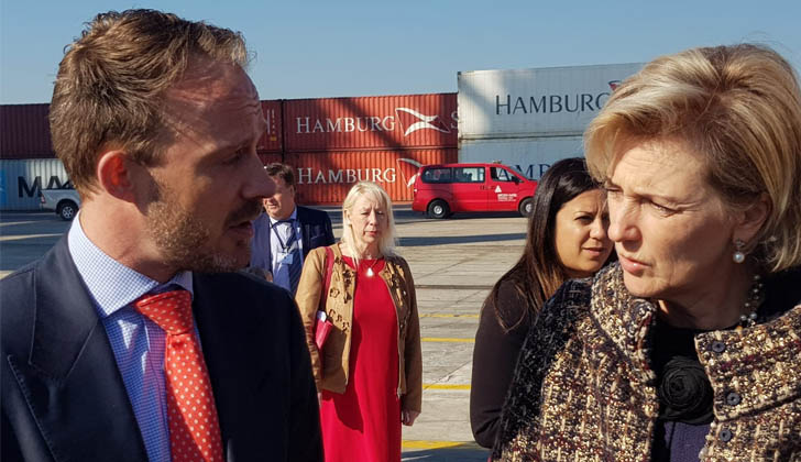 Karl Huts, CEO de Operaciones Portuarias de Katoen Natie junto a Su Alteza Real la Princesa Astrid de Bélgica en instalaciones de Polo Oeste en Montevideo.  