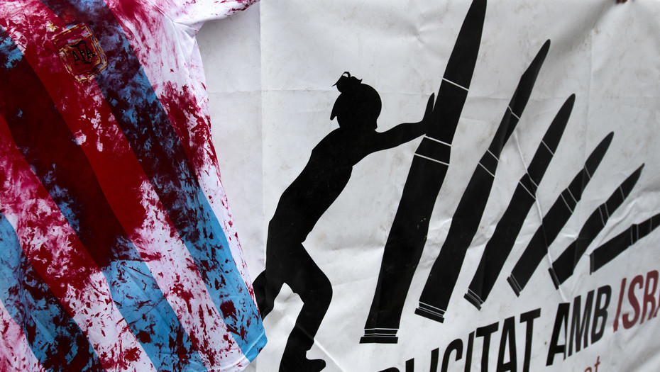 Manifestantes protestan, hoy, 5 de junio de 2018, en la ciudad de Barcelona, España, contra la presencia de la selección de Argentina de fútbol en Israel, que se presentará el 8 de junio para un partido amistoso contra el combinado nacional de ese país. Foto: Enzo Argento