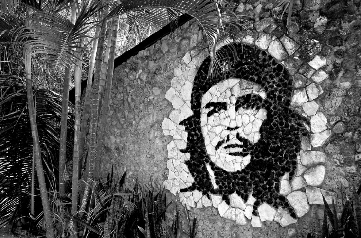 Mural de piedra con la cara del Ché Guevara en La Habana, Cuba. Foto: flickr.com/photos/viewsthroughmylen