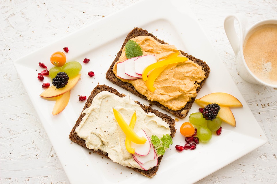 Ejemplo de desayuno completamente vegano con tostadas, hummus de garbanzos, mayonesa de zanahoria y frutas. Foto: Pixabay