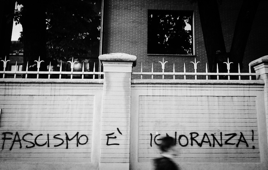 "El fascismo es ignorancia", reza un grafitti en una pared en Bologna, Italia. Foto: Olli Sulopuisto
