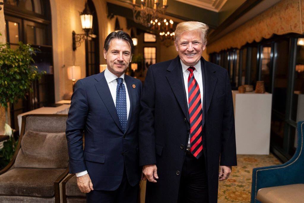 El primer ministro de Italia, Giuseppe Conte, posa junto al presidente de EE.UU. Donald Trump. Foto: Twitter/RealDonaldTrump