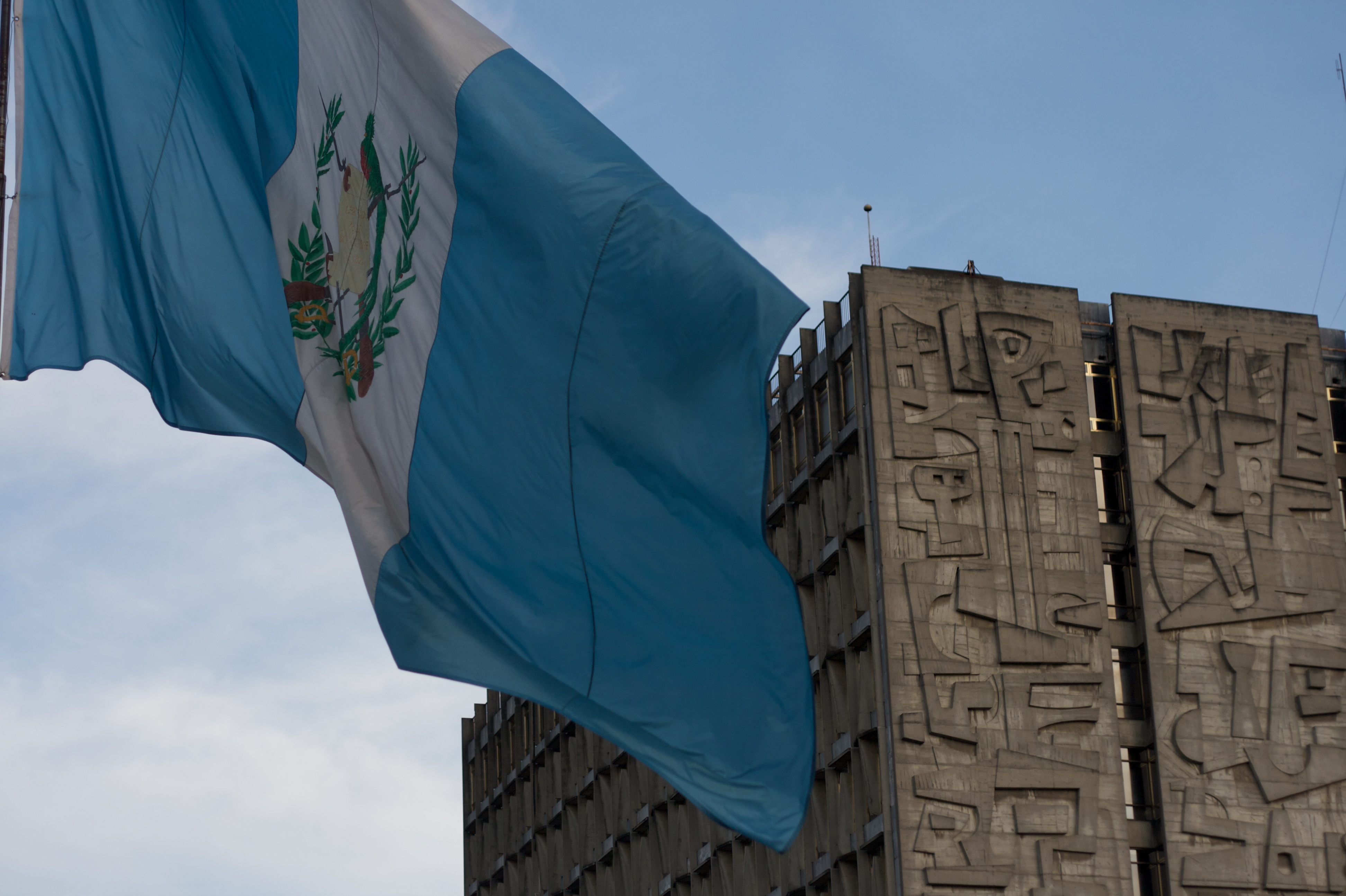 La bandera guatemalteca ondea frente al edificio del Banco de Guatemala. Foto: Wikimedia Commons 