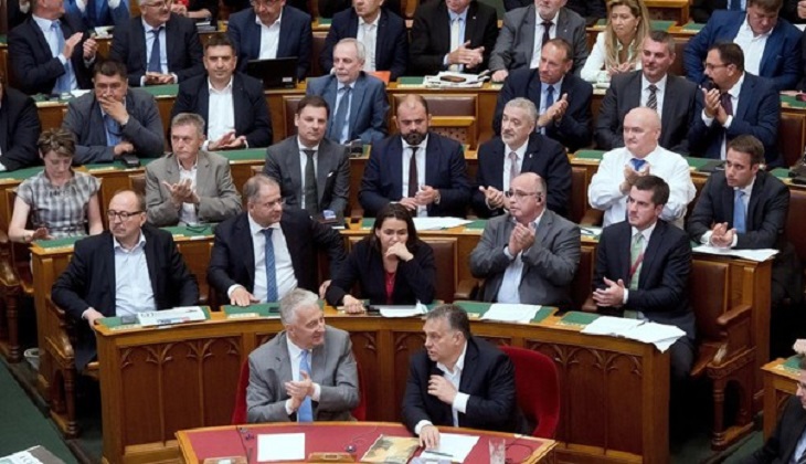 El Parlamento húngaro aprueba la ley que castiga ayudar a los refugiados 