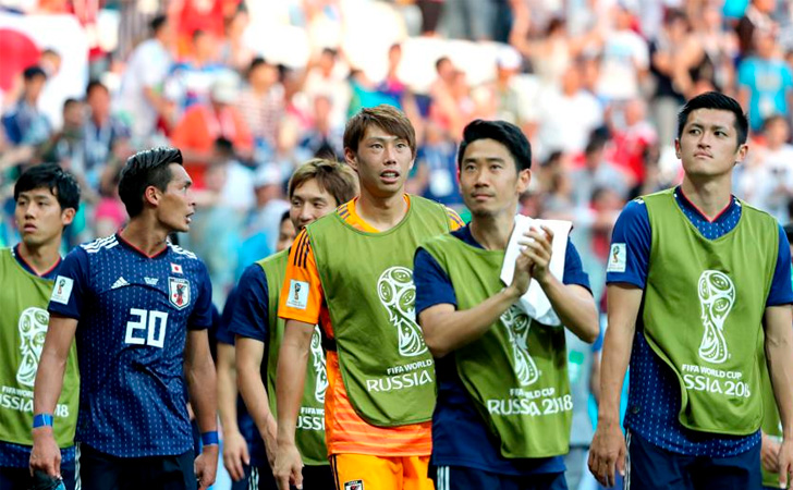 El equipo japones saluda a su gente tras conseguir la clasificación / Foto: EFE